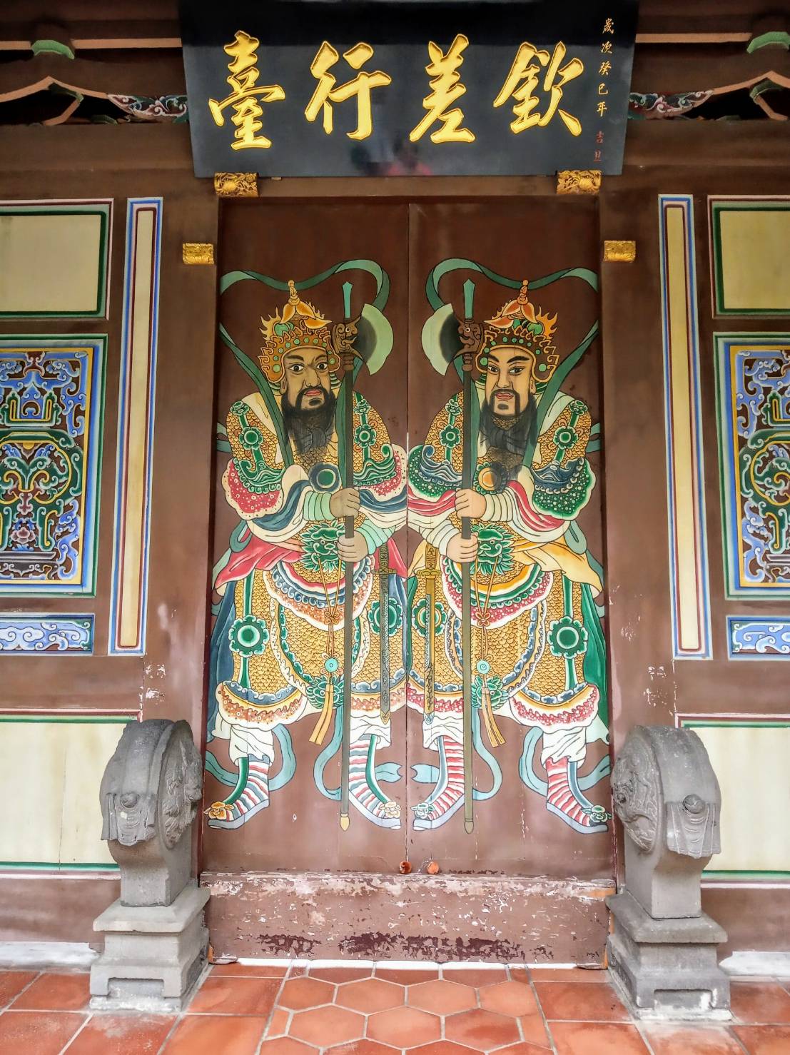 門神兩腳不著地