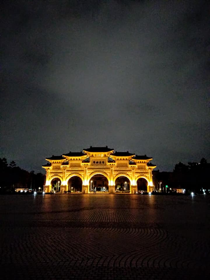 今晚外出，在捷運中正紀念堂站轉