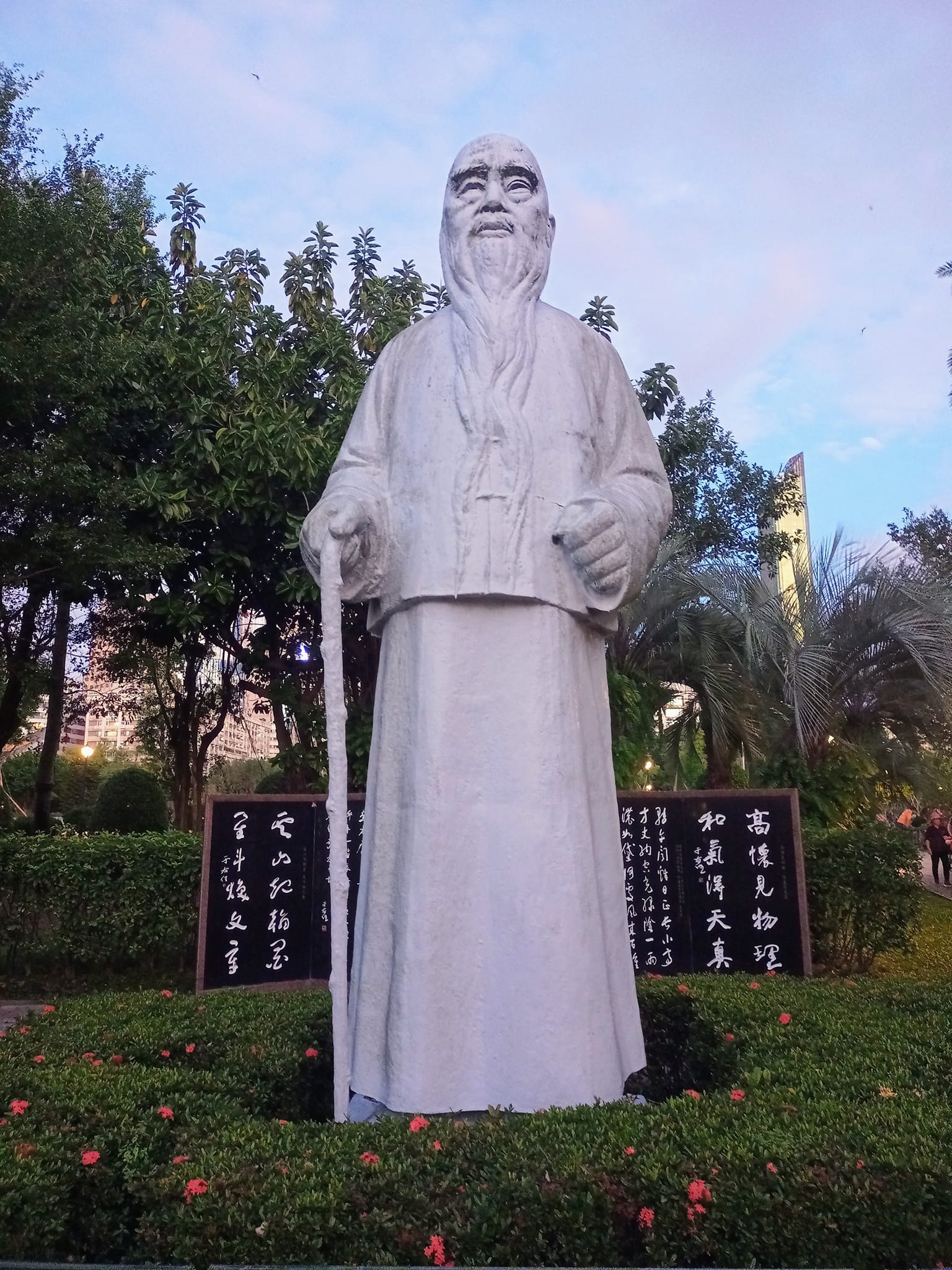 翠湖旁的孤寂老人